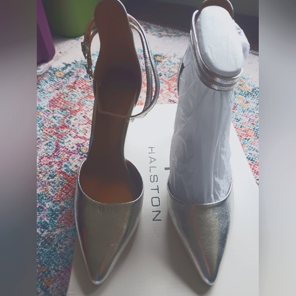 Halston heels - Picture 1 of 2